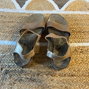 OTBT Wedges. Gold. Size 8. Great condition! Very comfortable!